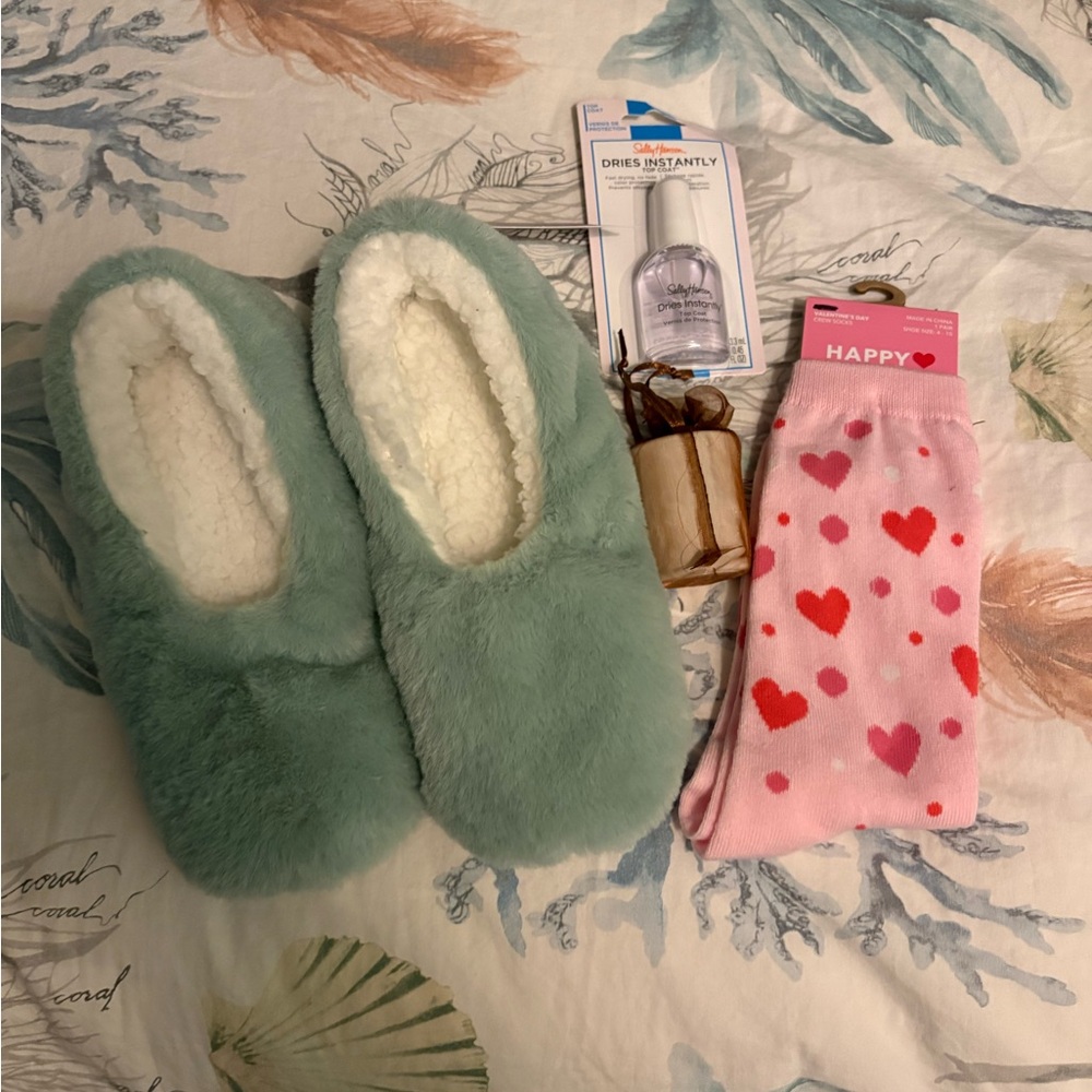 Auden Faux-Fur Slipper Socks in Mint and White
